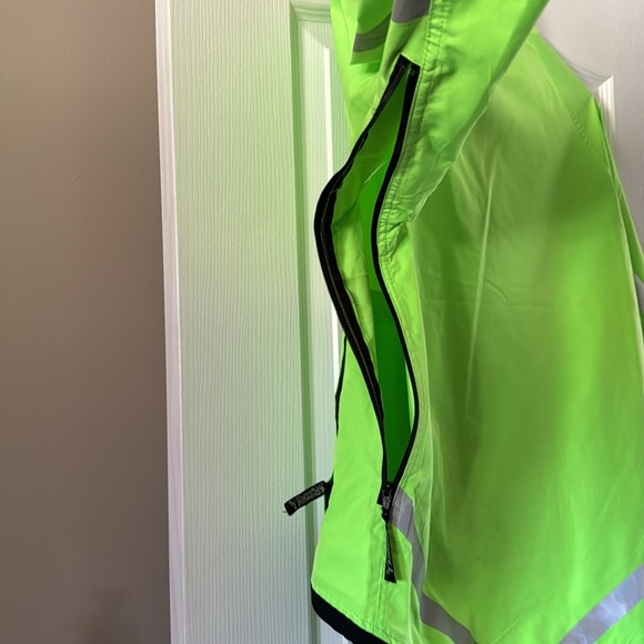 Gently worn running jacket. - Picture 4 of 7